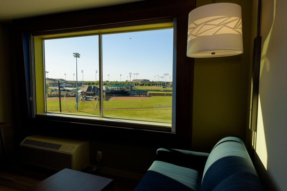 Holiday Inn Express & Suites Mckinney - Frisco East By Ihg Bagian luar foto