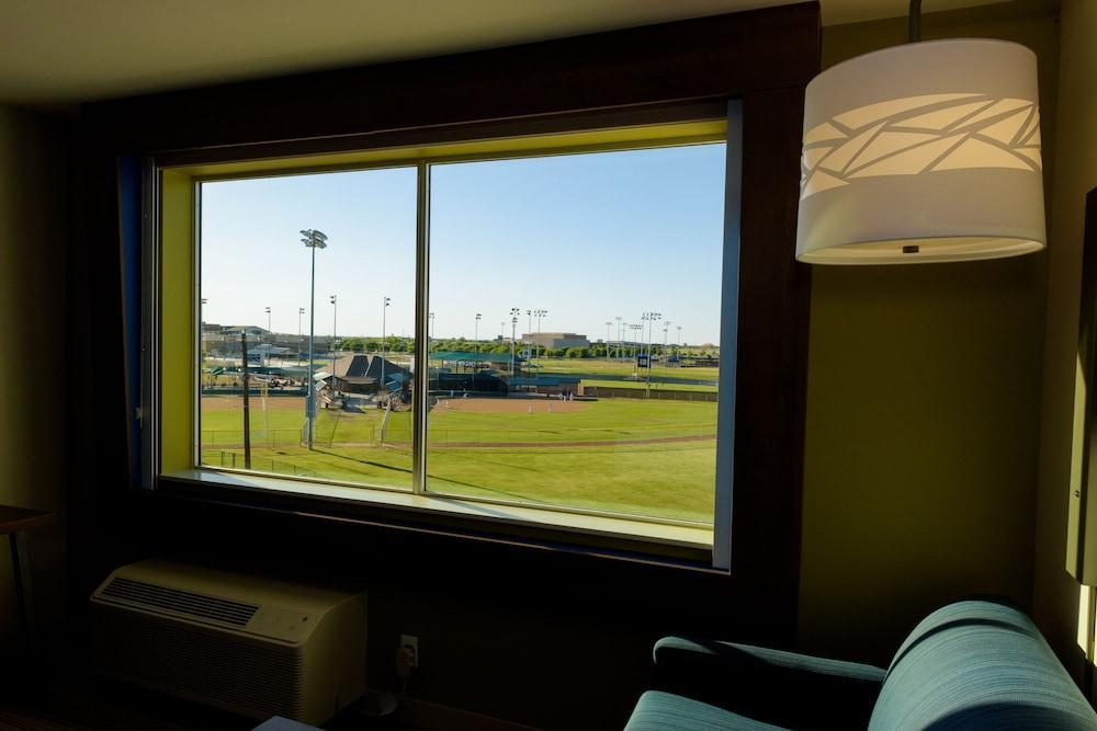 Holiday Inn Express & Suites Mckinney - Frisco East By Ihg Bagian luar foto
