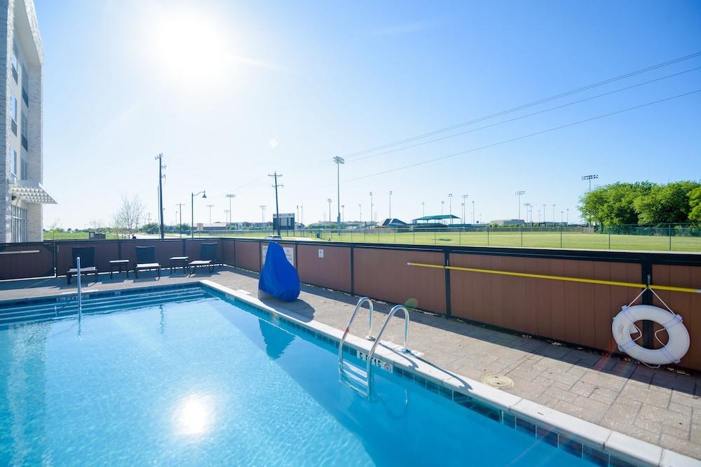Holiday Inn Express & Suites Mckinney - Frisco East By Ihg Bagian luar foto